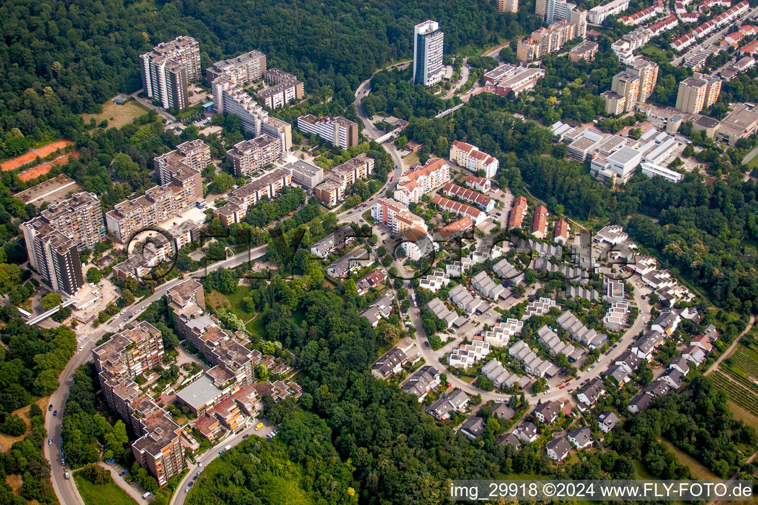 Vue aérienne de Immeubles de grande hauteur et lotissements unifamiliaux et multifamiliaux sur les pentes du sud de l'Odenwald-Nord à le quartier Emmertsgrund in Heidelberg dans le département Bade-Wurtemberg, Allemagne