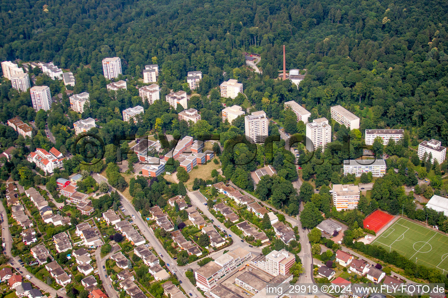 Vue aérienne de Immeubles de grande hauteur et lotissements unifamiliaux et multifamiliaux sur les pentes du sud de l'Odenwald dans le quartier d'Emmertsgrund à le quartier Boxberg in Heidelberg dans le département Bade-Wurtemberg, Allemagne