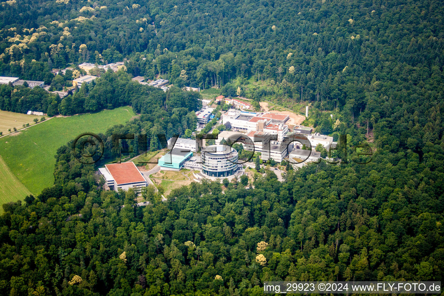 Vue aérienne de Bâtiment de recherche et complexe de bureaux du Centre européen de recherche en biologie moléculaire EMBL Heidelberg-Bierhelderhof à le quartier Rohrbach in Heidelberg dans le département Bade-Wurtemberg, Allemagne