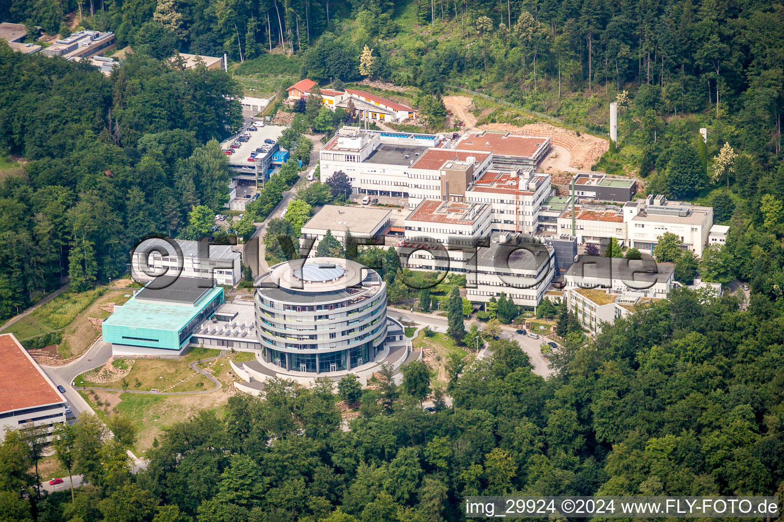 Vue aérienne de Bâtiment de recherche et complexe de bureaux du Centre européen de recherche en biologie moléculaire EMBL Heidelberg-Bierhelderhof à le quartier Rohrbach in Heidelberg dans le département Bade-Wurtemberg, Allemagne