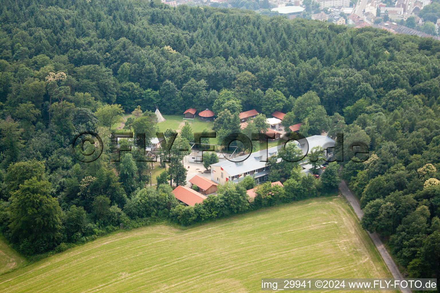 Vue oblique de Camp de pirates de la forêt à le quartier Rohrbach in Heidelberg dans le département Bade-Wurtemberg, Allemagne