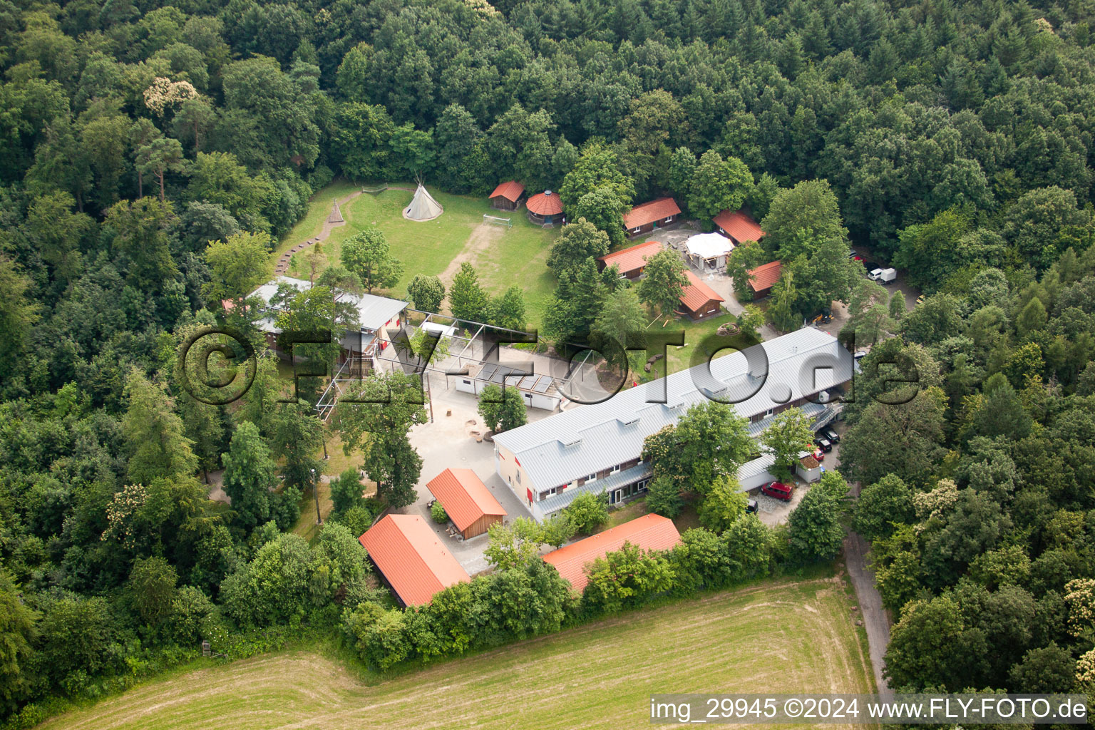 Camp de pirates de la forêt à le quartier Rohrbach in Heidelberg dans le département Bade-Wurtemberg, Allemagne d'en haut