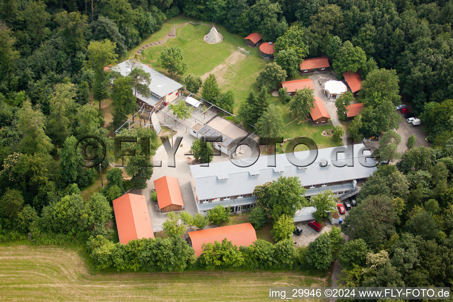 Camp de pirates de la forêt à le quartier Rohrbach in Heidelberg dans le département Bade-Wurtemberg, Allemagne hors des airs