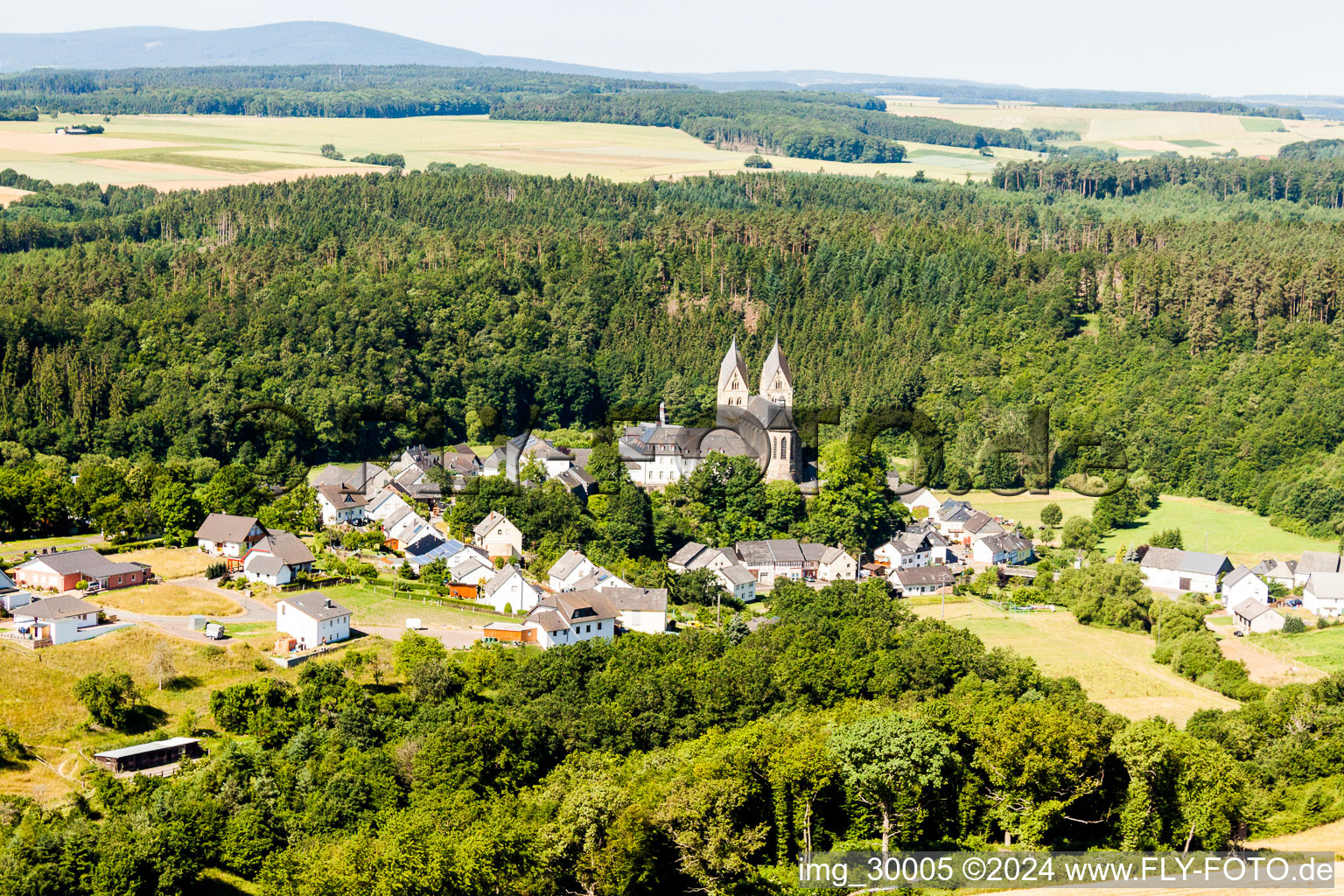 Vue aérienne de Ensemble immobilier du monastère / monastère du Hunsrückdom Ravengiersburg à Ravengiersburg dans le département Rhénanie-Palatinat, Allemagne