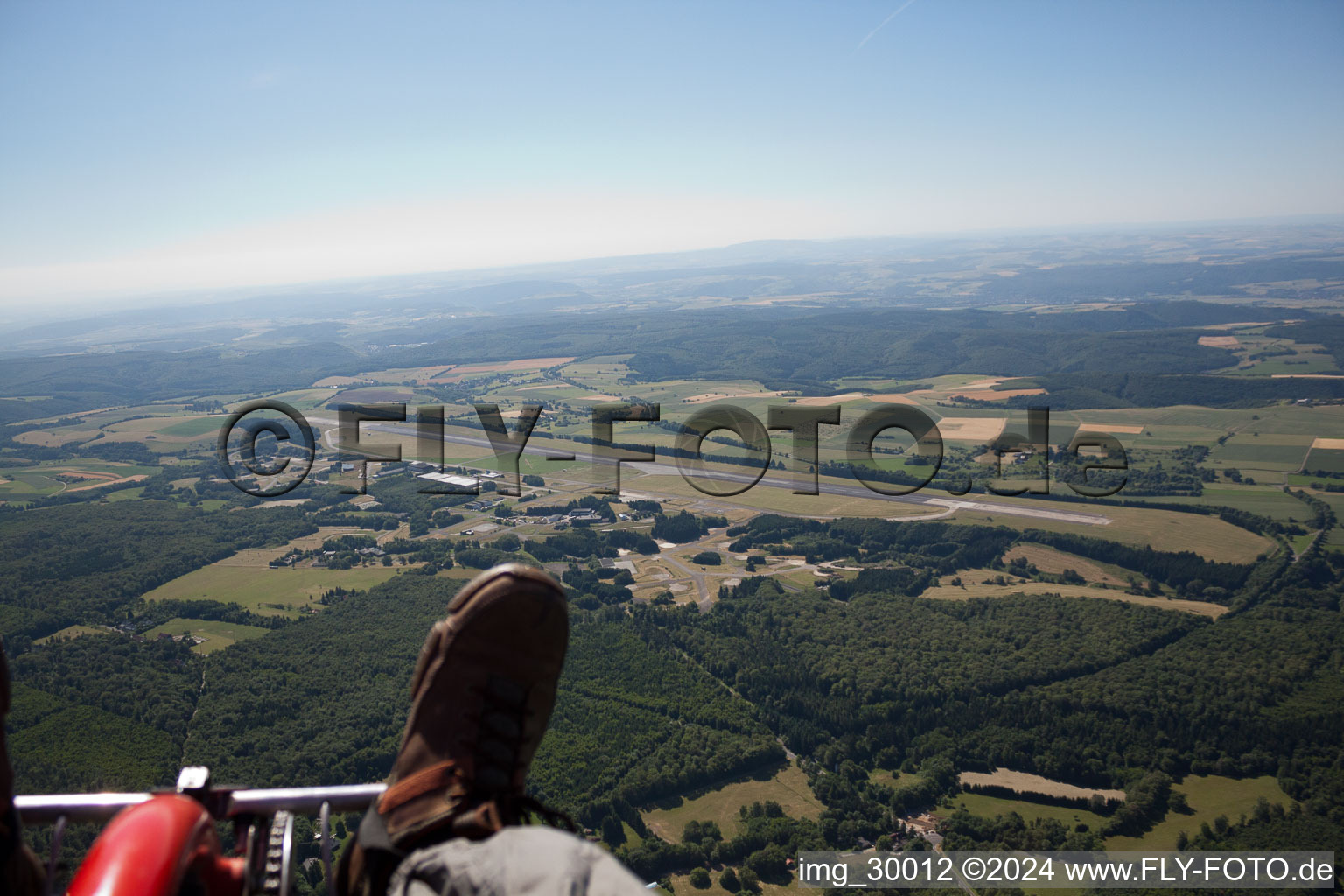 Vue aérienne de Ancien aérodrome de l'OTAN Pferdesfeld à le quartier Dörndich in Bad Sobernheim dans le département Rhénanie-Palatinat, Allemagne