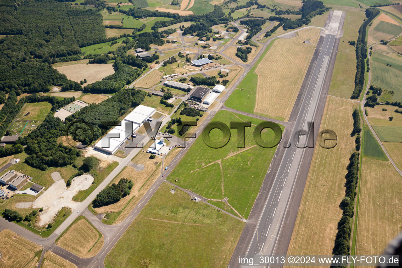 Vue aérienne de Ancien aérodrome Bad Sobernheim dans la zone industrielle et commerciale de Pferdesfeld à le quartier Dörndich in Bad Sobernheim dans le département Rhénanie-Palatinat, Allemagne