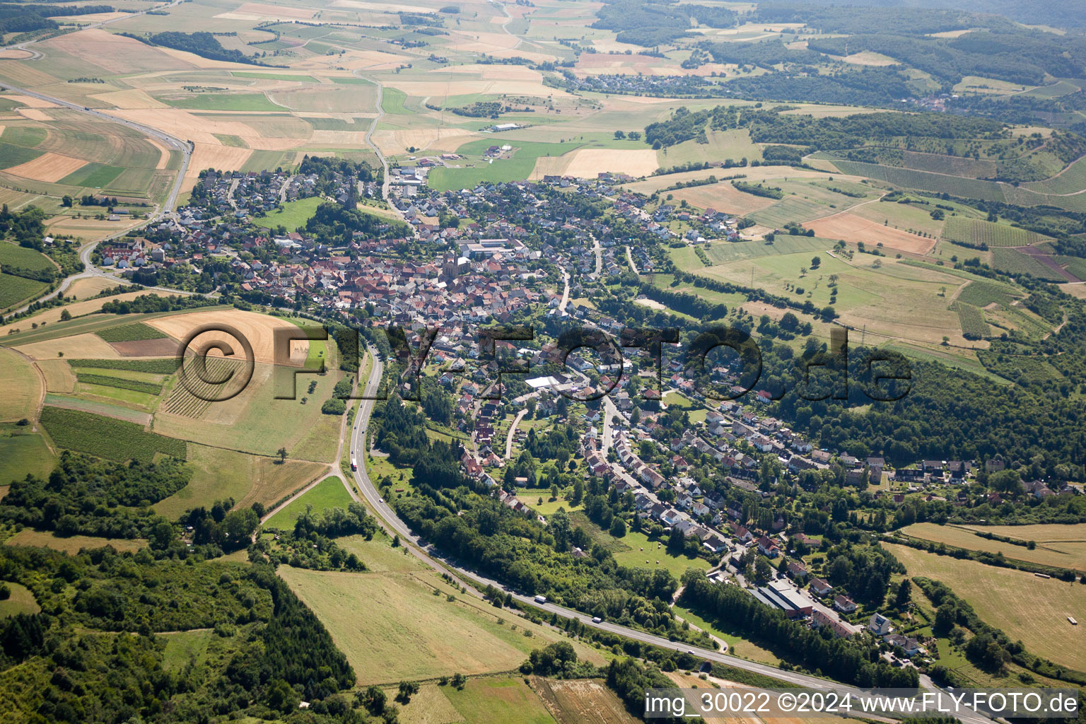 Vue aérienne de Vue des rues et des maisons des quartiers résidentiels à Waldböckelheim dans le département Rhénanie-Palatinat, Allemagne