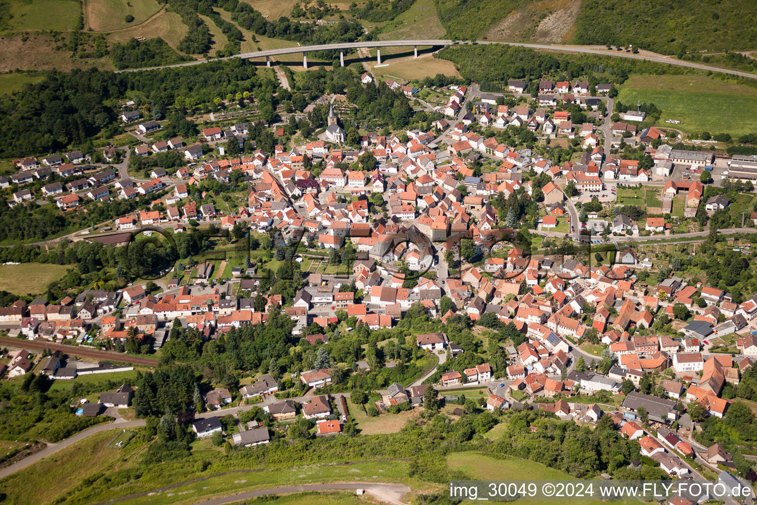 Vue aérienne de Vue des rues et des maisons des quartiers résidentiels à Alsenz dans le département Rhénanie-Palatinat, Allemagne