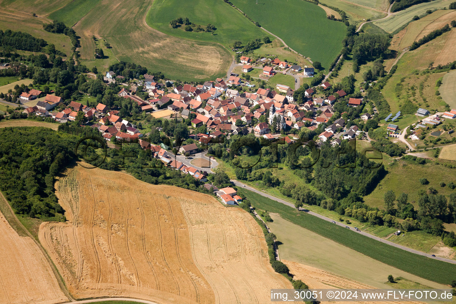 Vue aérienne de Vue des rues et des maisons des quartiers résidentiels à Sankt Alban dans le département Rhénanie-Palatinat, Allemagne