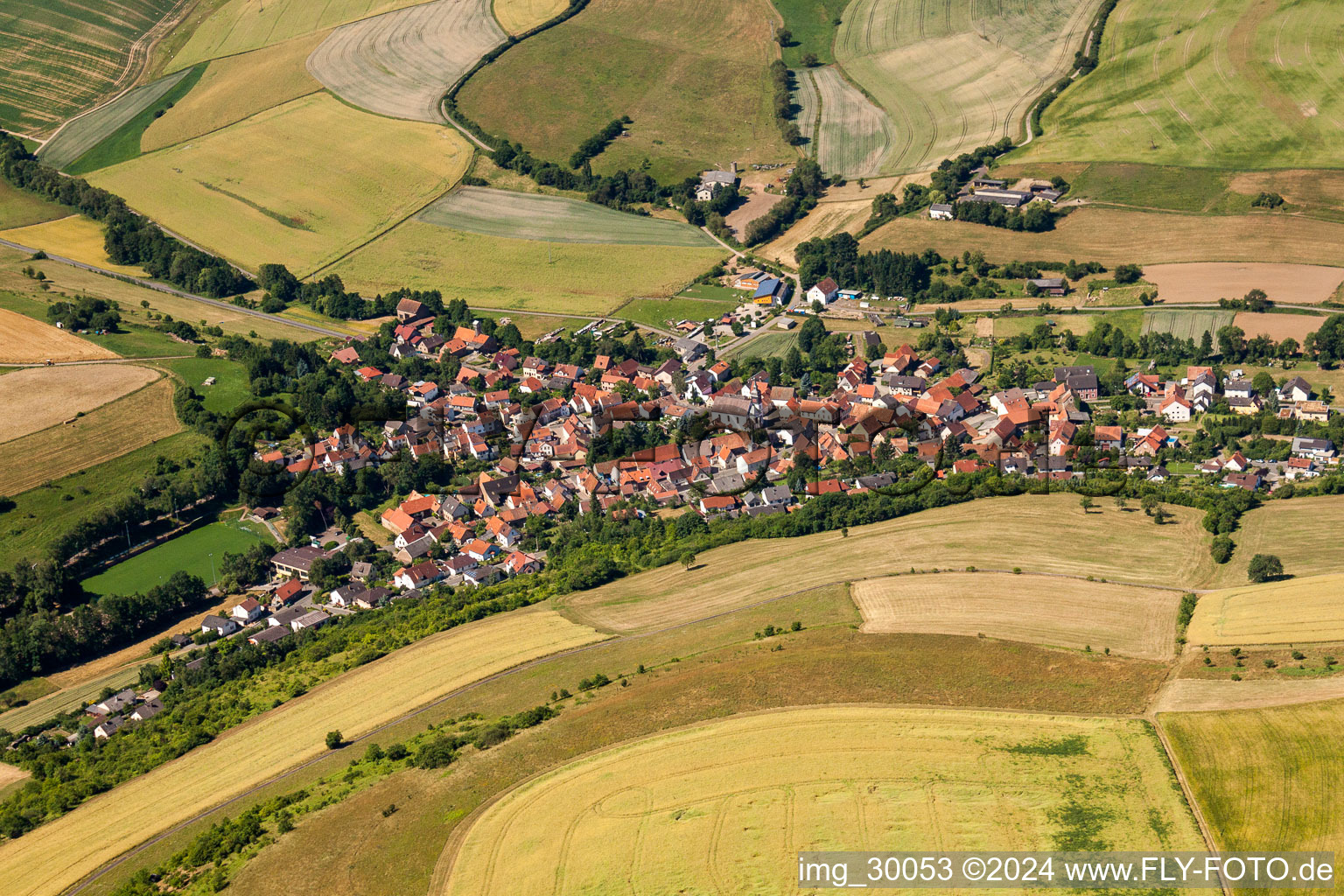 Vue aérienne de Champs agricoles et surfaces utilisables à Gerbach dans le département Rhénanie-Palatinat, Allemagne