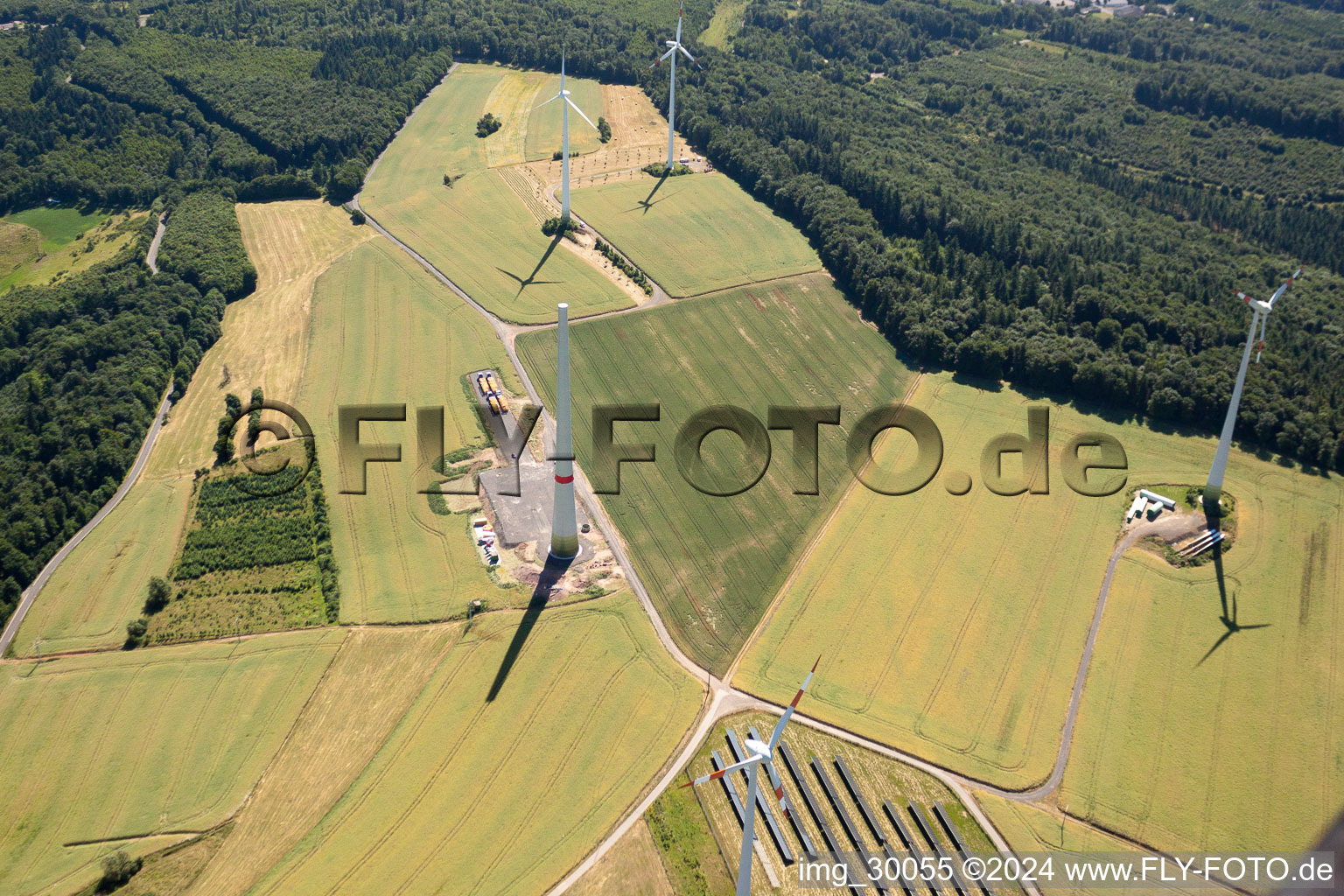 Vue aérienne de Éoliennes à Schneebergerhof dans le département Rhénanie-Palatinat, Allemagne