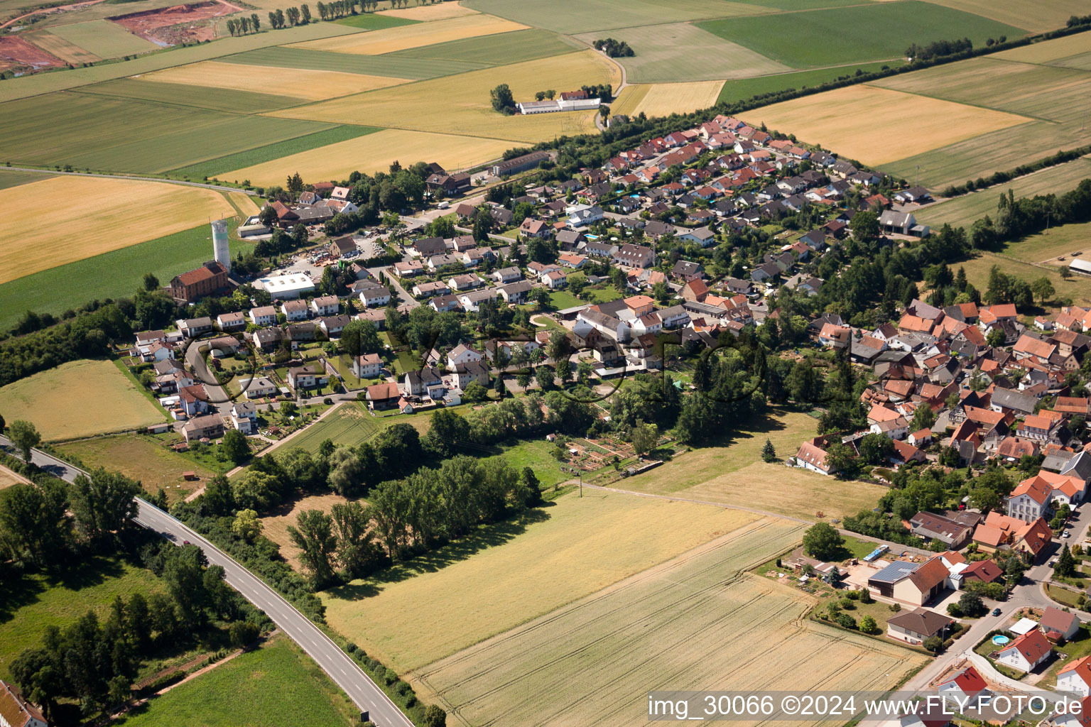 Vue aérienne de Vue sur le village à Dreisen dans le département Rhénanie-Palatinat, Allemagne