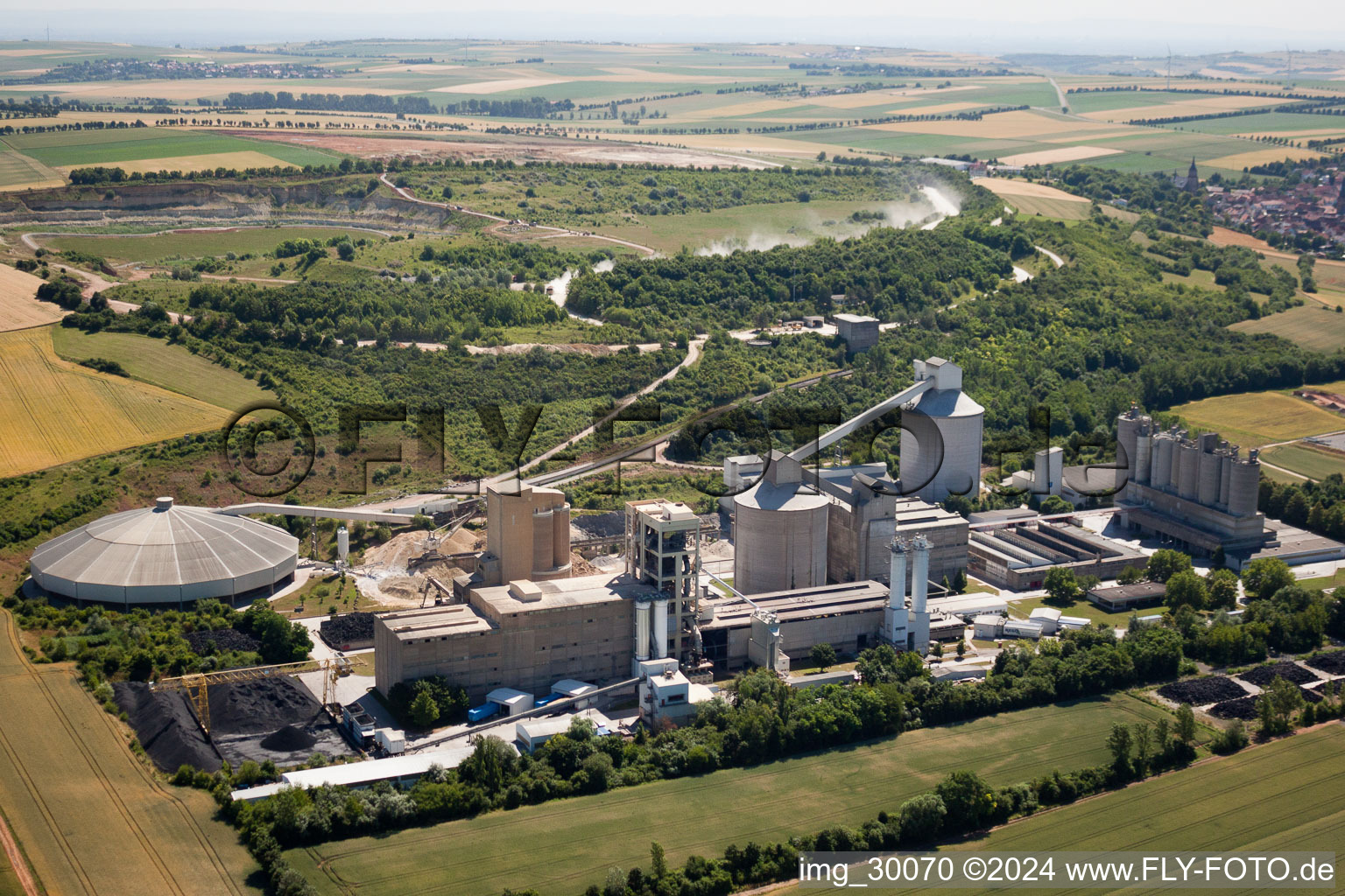 Vue aérienne de Centrale de mélange de béton et de matériaux de construction de Dyckerhoff GmbH, usine de Göllheim dans le quartier Industriepark Nord de Dreisen à le quartier Elbisheimerhof in Marnheim dans le département Rhénanie-Palatinat, Allemagne