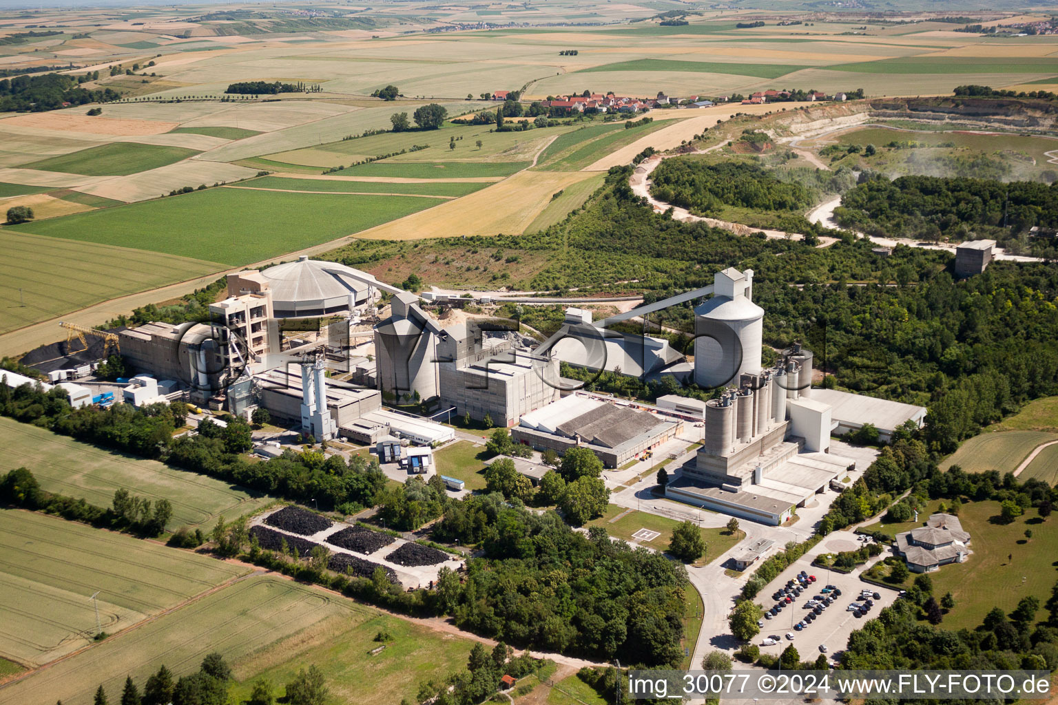 Vue aérienne de Centrale de mélange de béton et de matériaux de construction de Dyckerhoff GmbH, usine de Göllheim dans le quartier Industriepark Nord de Dreisen à le quartier Elbisheimerhof in Marnheim dans le département Rhénanie-Palatinat, Allemagne