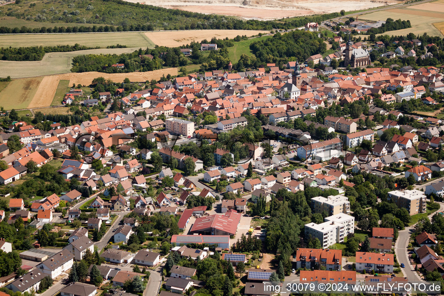 Vue aérienne de Vue des rues et des maisons des quartiers résidentiels à Göllheim dans le département Rhénanie-Palatinat, Allemagne