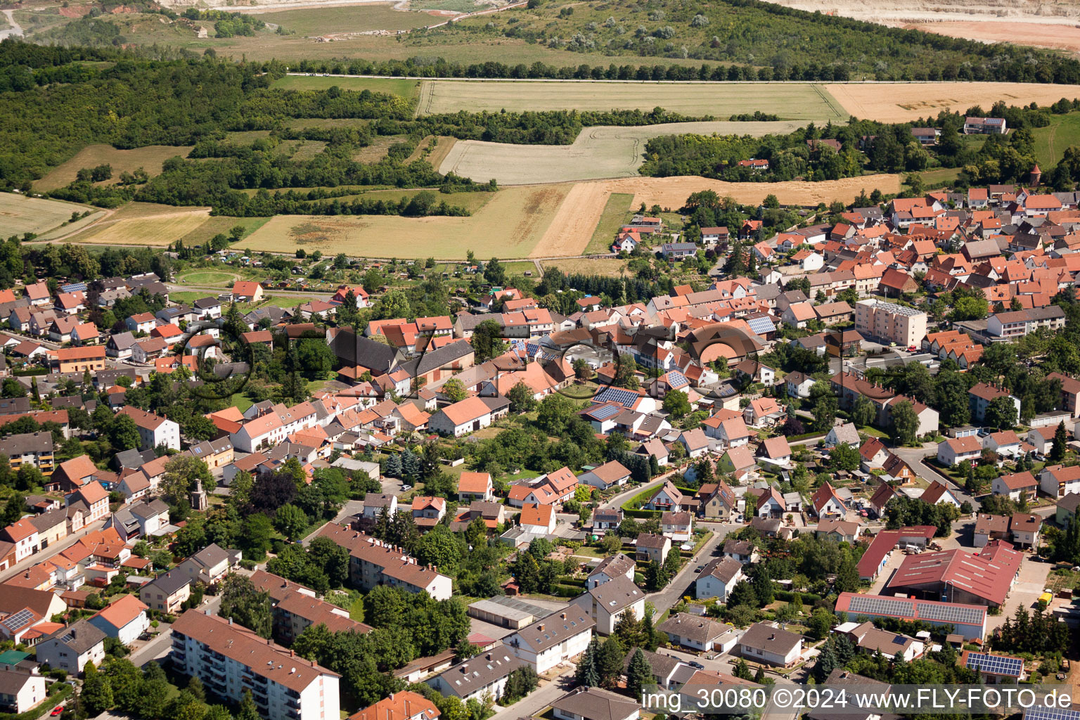 Göllheim dans le département Rhénanie-Palatinat, Allemagne depuis l'avion