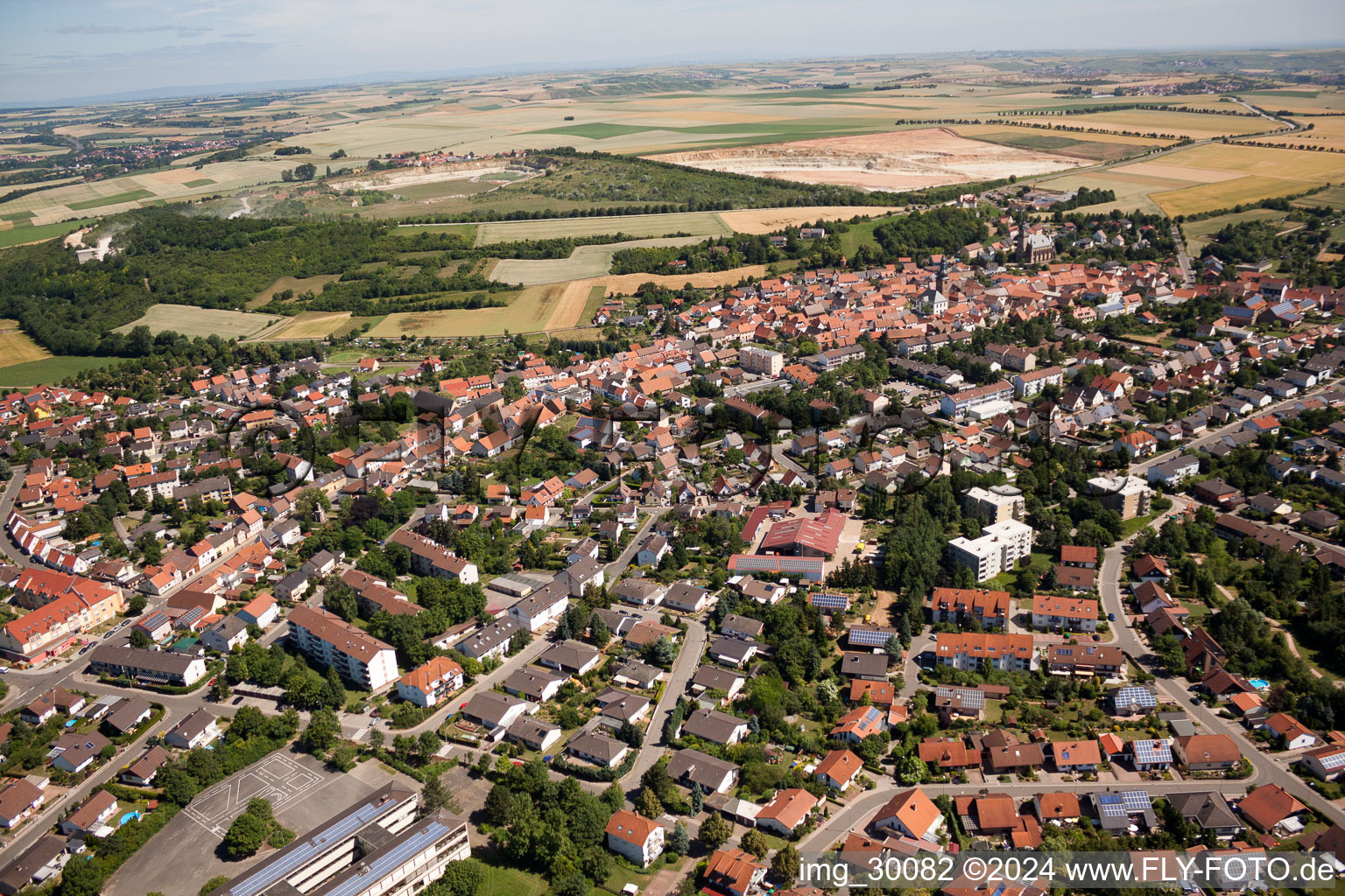 Vue d'oiseau de Göllheim dans le département Rhénanie-Palatinat, Allemagne