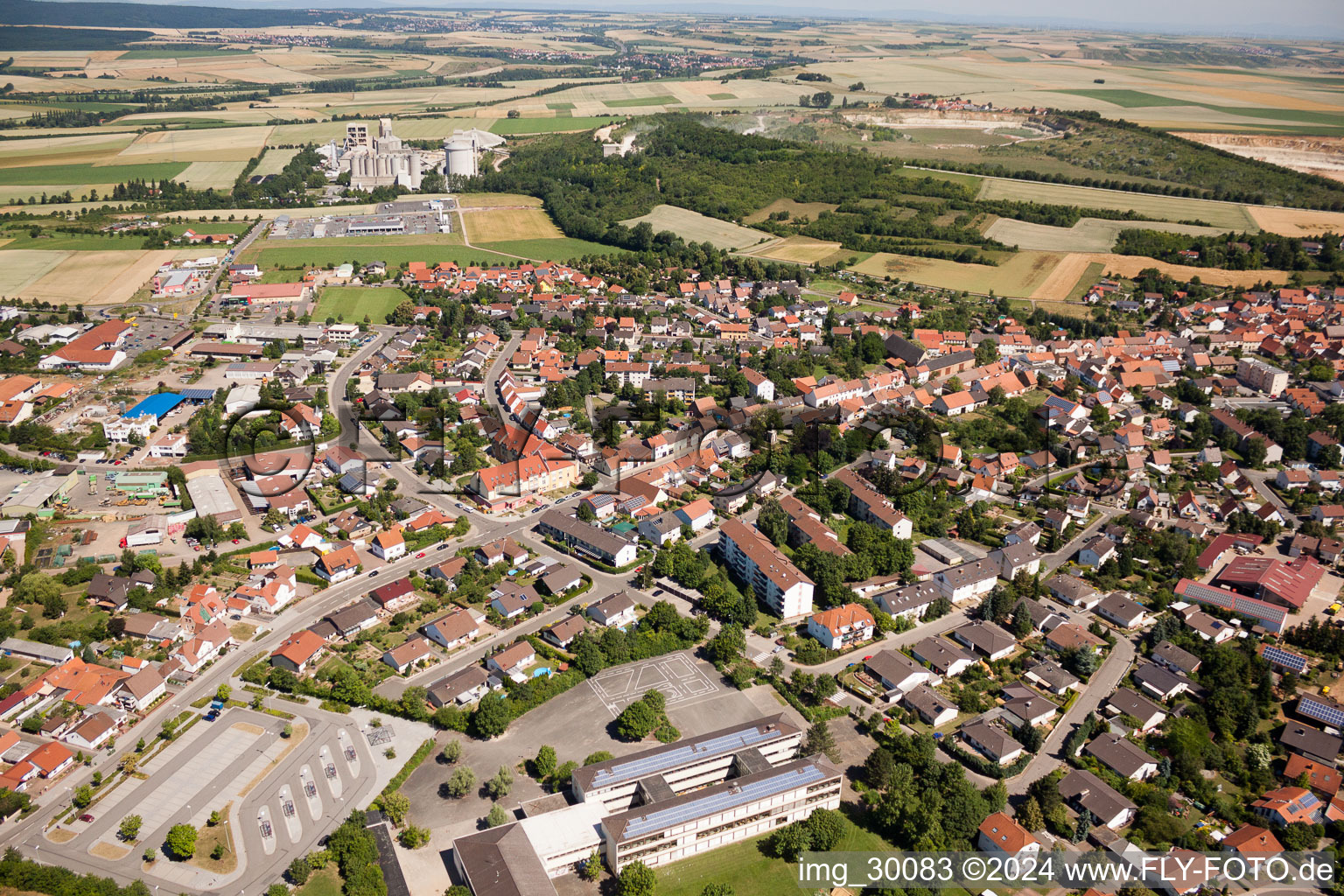 Vue aérienne de Vue des rues et des maisons des quartiers résidentiels à Göllheim dans le département Rhénanie-Palatinat, Allemagne