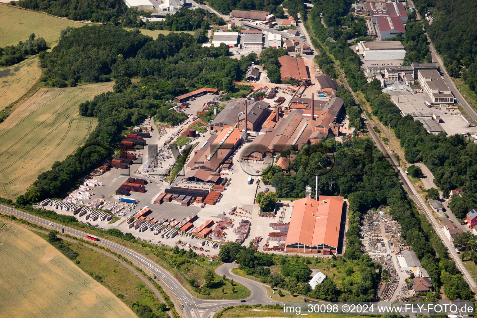 Vue oblique de F.v. Travaux de tuiles Müller à Eisenberg dans le département Rhénanie-Palatinat, Allemagne