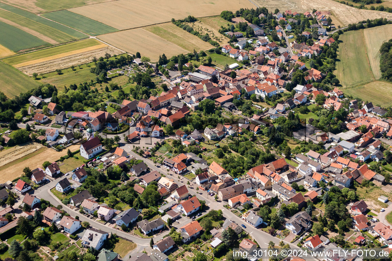 Vue aérienne de Vue sur le village à Tiefenthal dans le département Rhénanie-Palatinat, Allemagne