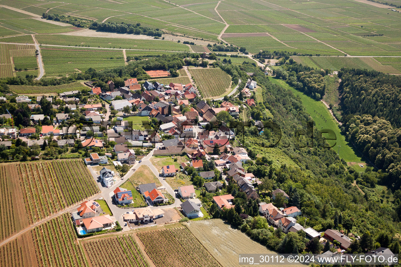 Vue aérienne de Vue sur le village à Battenberg dans le département Rhénanie-Palatinat, Allemagne