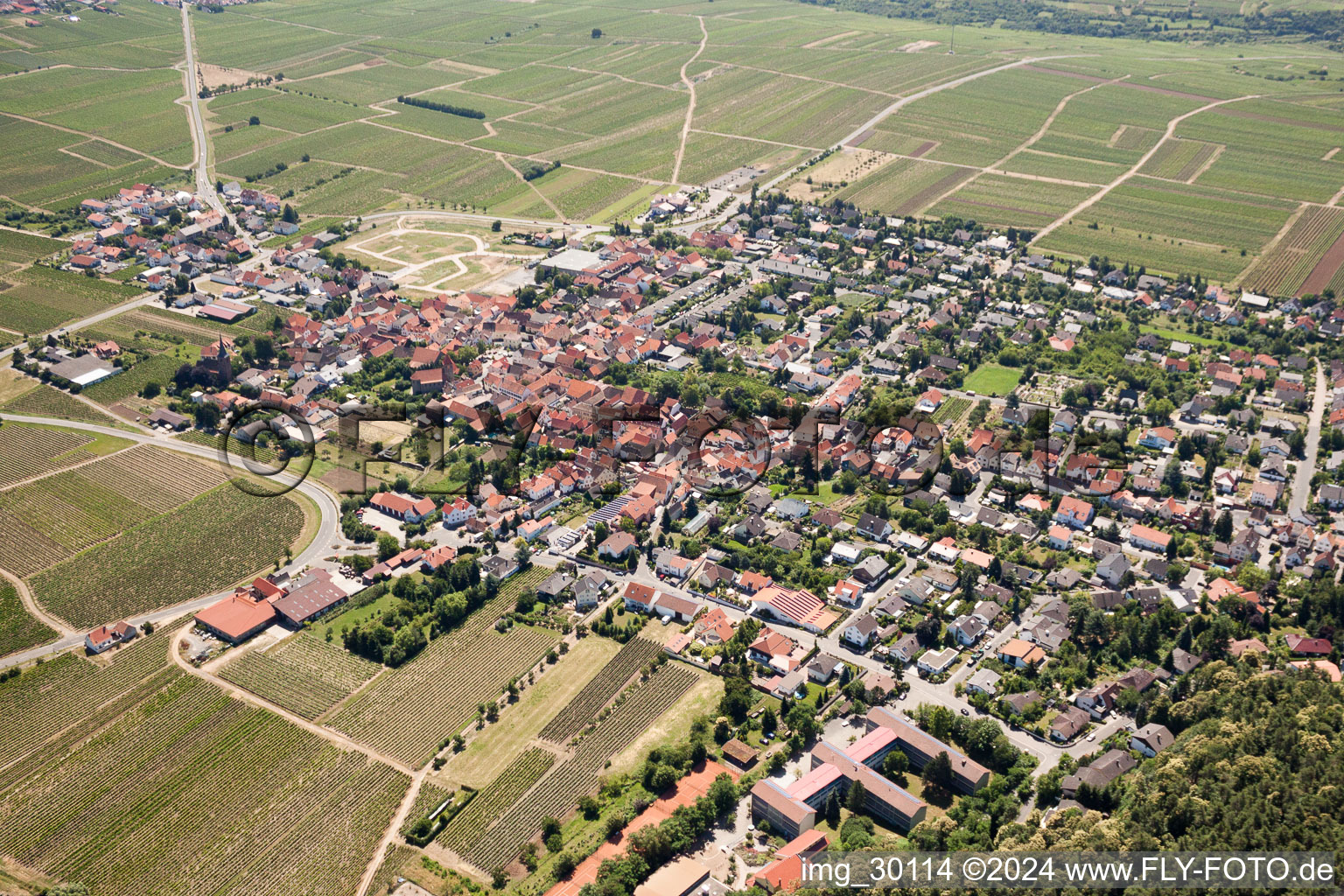 Vue aérienne de À Munchberg à le quartier Bobenheim in Bobenheim am Berg dans le département Rhénanie-Palatinat, Allemagne