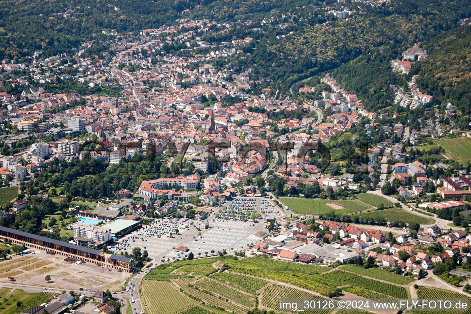 Vue aérienne de Place du marché des saucisses à Bad Dürkheim dans le département Rhénanie-Palatinat, Allemagne