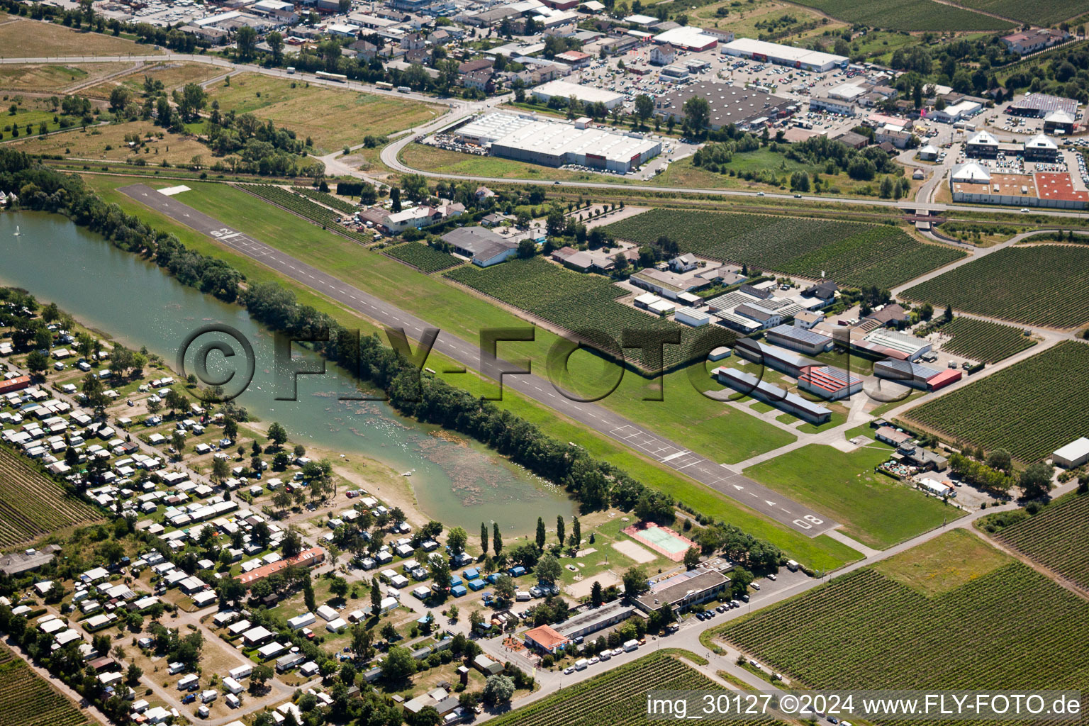 Vue aérienne de Piste avec zone de voie de circulation de l'aéroport Bad Dürkheim au Knaus Camping Park à le quartier Ungstein in Bad Dürkheim dans le département Rhénanie-Palatinat, Allemagne