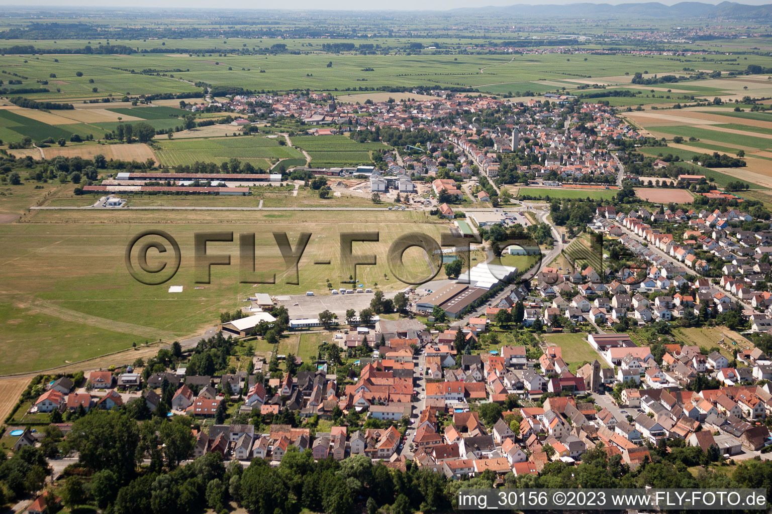 Vue aérienne de Rires-Speyerdorf, aérodrome à le quartier Speyerdorf in Neustadt an der Weinstraße dans le département Rhénanie-Palatinat, Allemagne