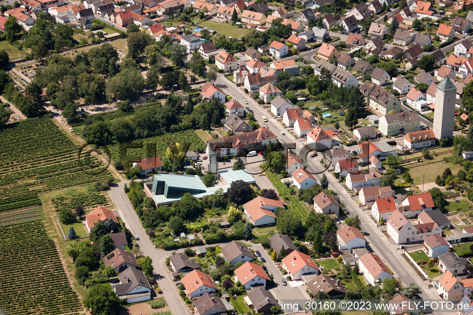 Vue aérienne de Église Sainte-Croix à le quartier Lachen in Neustadt an der Weinstraße dans le département Rhénanie-Palatinat, Allemagne