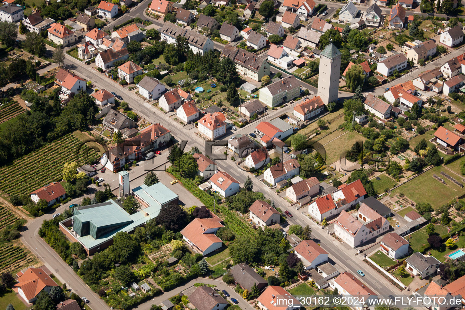 Vue aérienne de Clocher de l'église et toit de la tour à Heilig Kreuz-Speyerdorf à le quartier Lachen in Neustadt an der Weinstraße dans le département Rhénanie-Palatinat, Allemagne