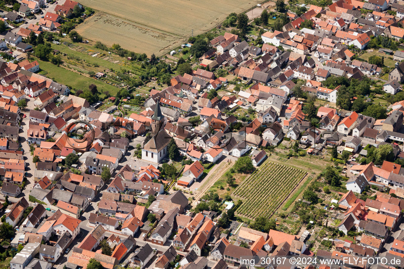 Vue aérienne de Bâtiment d'église au centre du village de Speyerdorf à le quartier Lachen in Neustadt an der Weinstraße dans le département Rhénanie-Palatinat, Allemagne