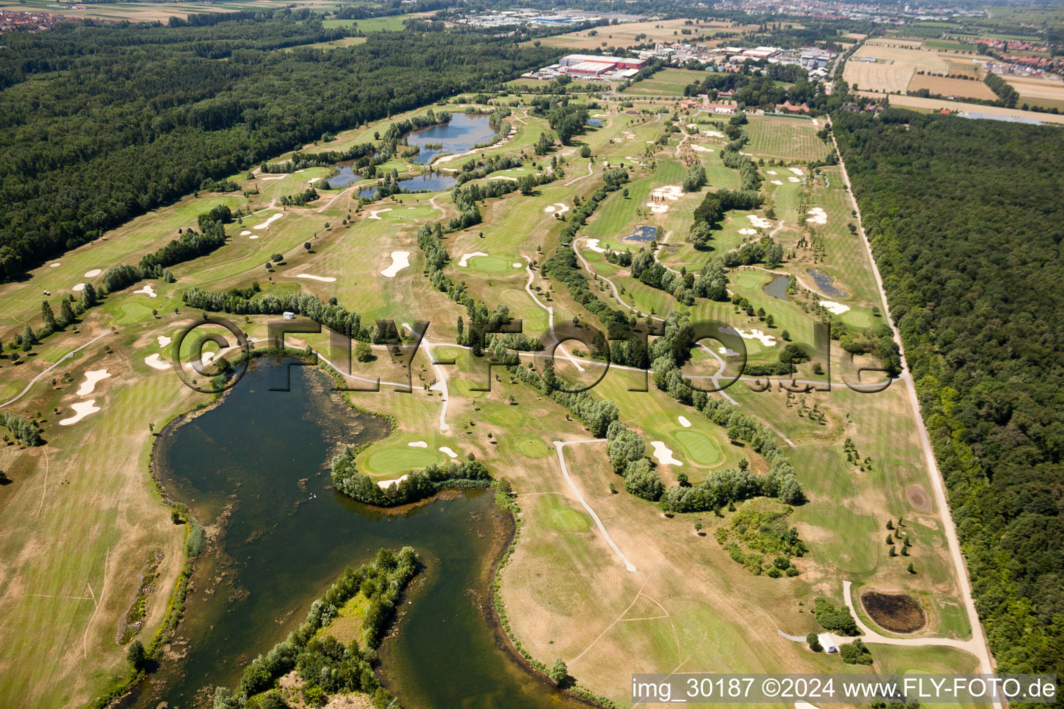 Vue aérienne de Superficie du terrain de golf complexe de golf domaine de campagne Dreihof à le quartier Dreihof in Essingen dans le département Rhénanie-Palatinat, Allemagne