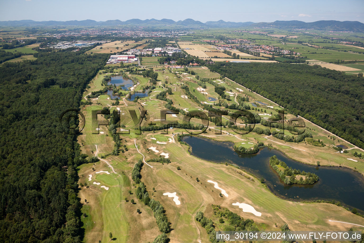 Vue aérienne de Superficie du terrain de golf complexe de golf domaine de campagne Dreihof à le quartier Dreihof in Essingen dans le département Rhénanie-Palatinat, Allemagne