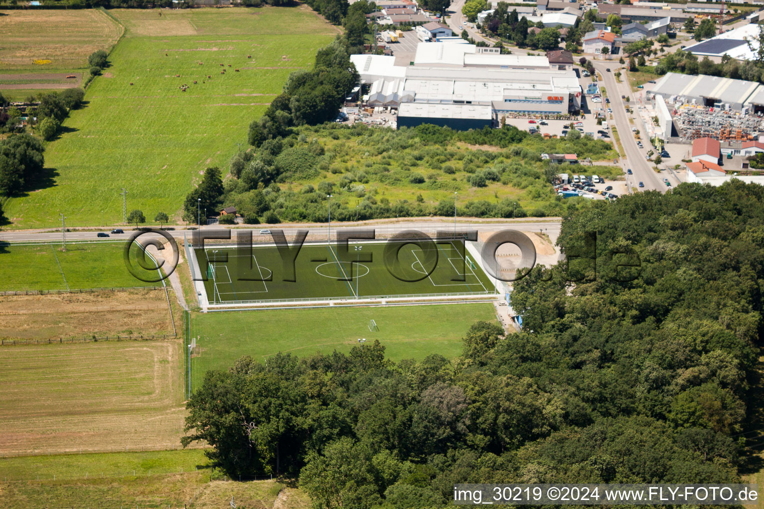 Vue aérienne de Terrain de sport à le quartier Minderslachen in Kandel dans le département Rhénanie-Palatinat, Allemagne