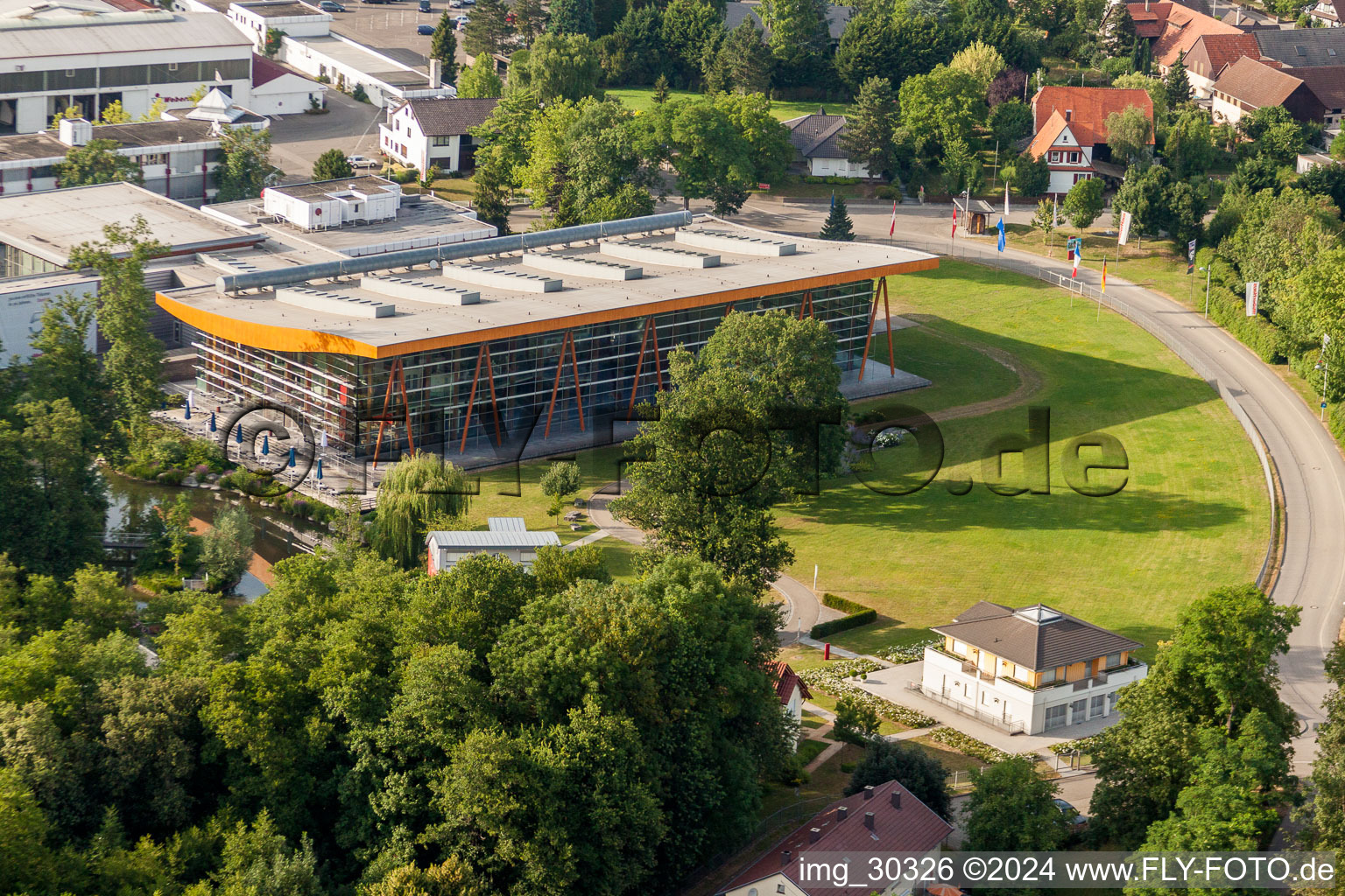 Vue aérienne de Terrains d'exposition et salles d'exposition préfabriqués World of Living à le quartier Linx in Rheinau dans le département Bade-Wurtemberg, Allemagne