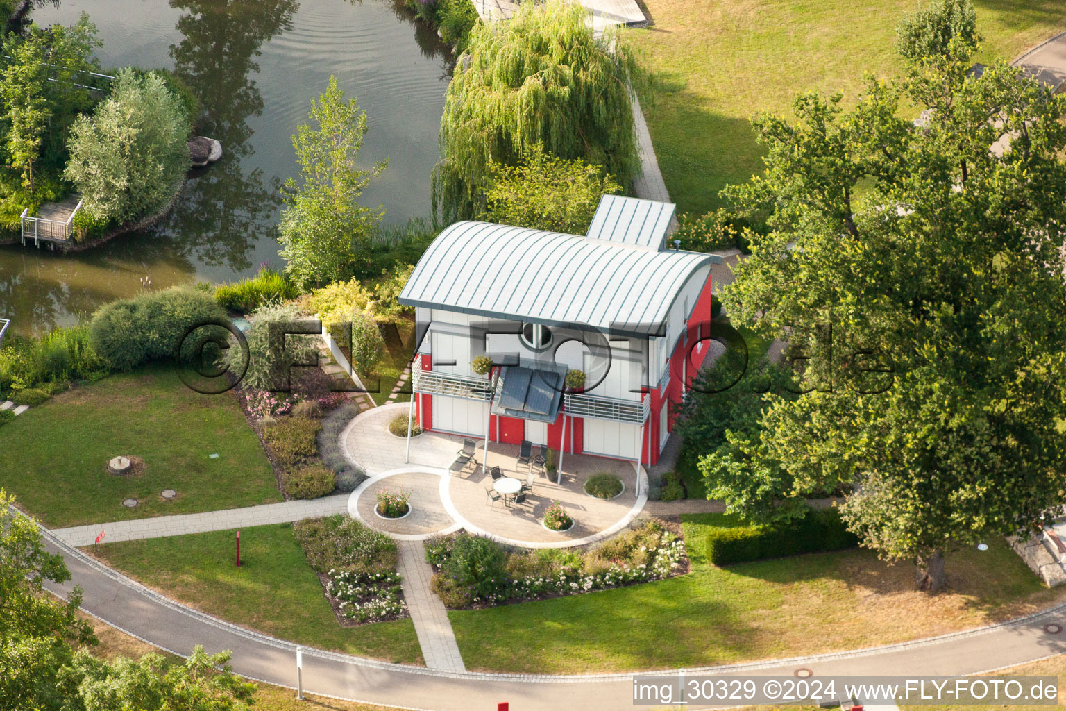 Vue aérienne de Terrains d'exposition et salles d'exposition préfabriqués World of Living à le quartier Linx in Rheinau dans le département Bade-Wurtemberg, Allemagne