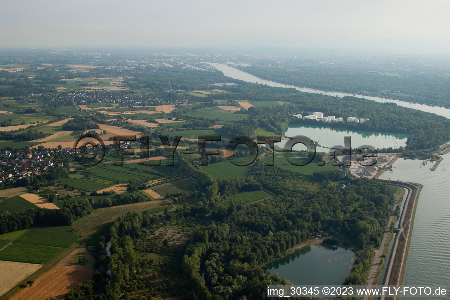 Vue aérienne de Diersheim, Rhin du nord à le quartier Honau in Rheinau dans le département Bade-Wurtemberg, Allemagne