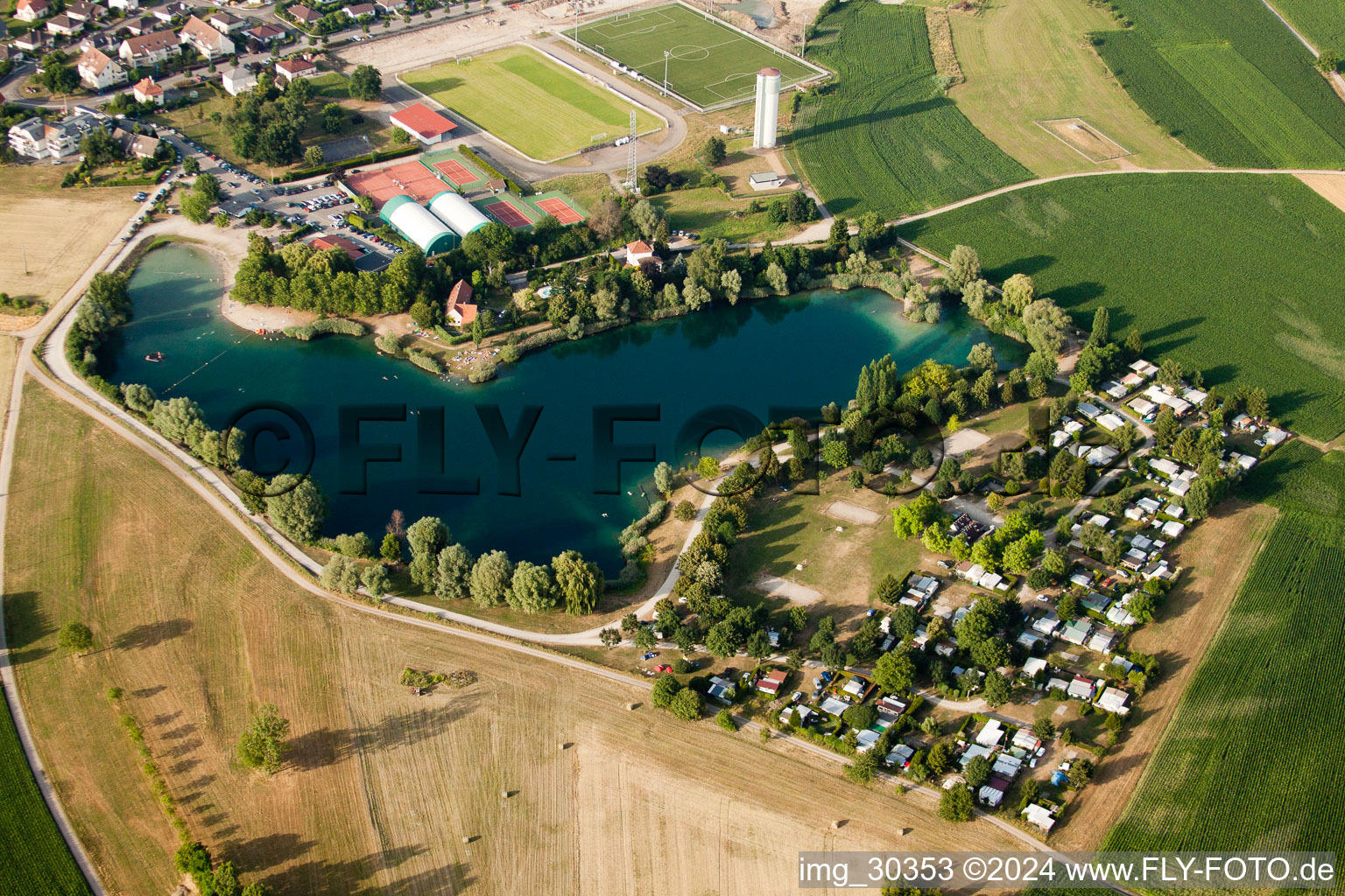 Vue aérienne de Caravanes et tentes - camping et emplacement pour tentes Zone de Loisirs et Camping de Gambsheim au bord du lac de la carrière avec lido à Gambsheim dans le département Bas Rhin, France