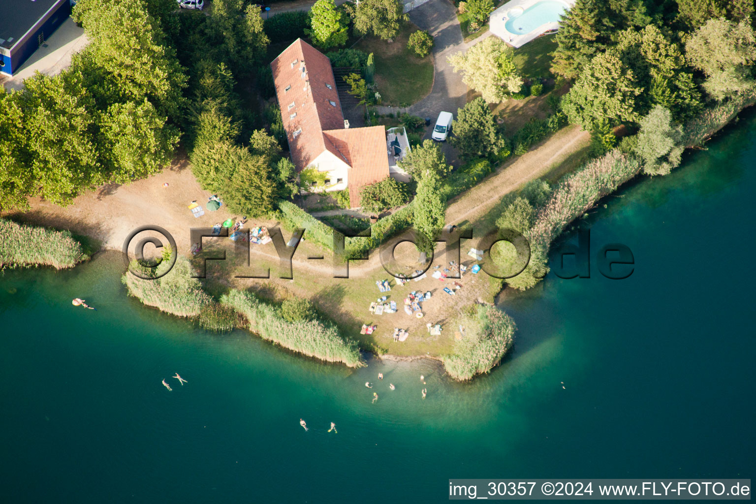 Vue aérienne de Caravanes et tentes - camping et emplacement pour tentes Zone de Loisirs et Camping de Gambsheim au bord du lac de la carrière avec lido à Gambsheim dans le département Bas Rhin, France