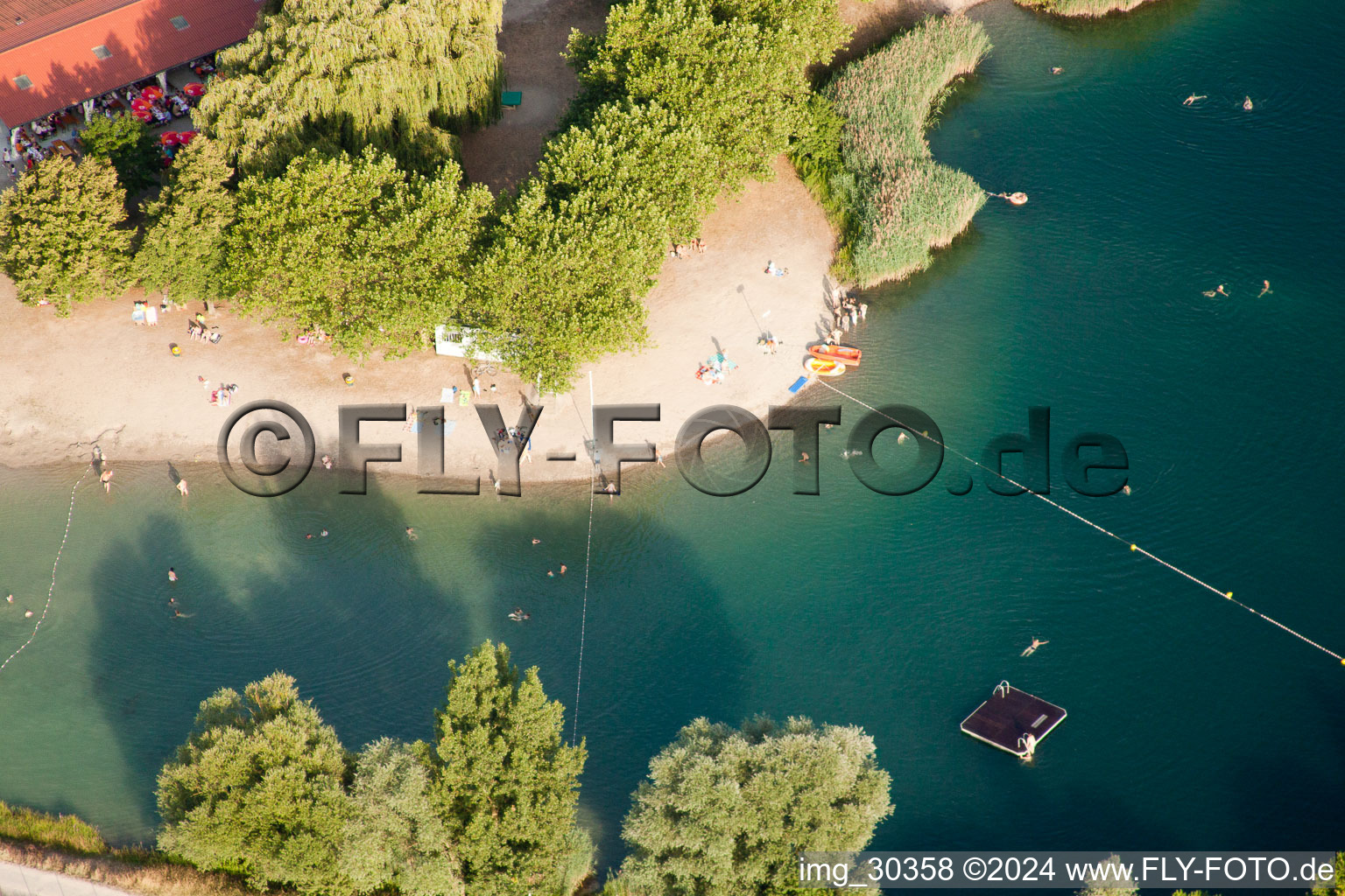 Photographie aérienne de Caravanes et tentes - camping et emplacement pour tentes Zone de Loisirs et Camping de Gambsheim au bord du lac de la carrière avec lido à Gambsheim dans le département Bas Rhin, France