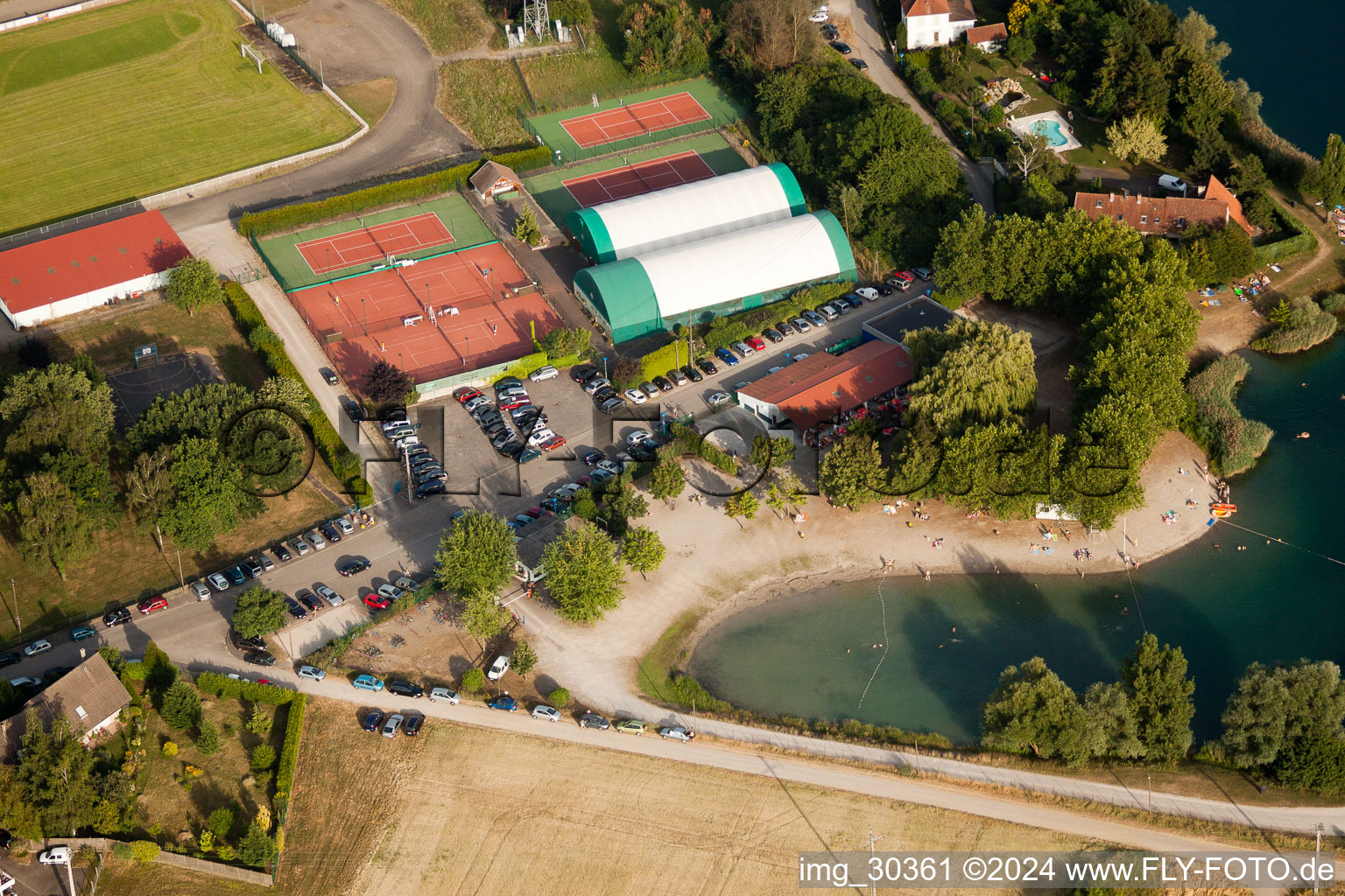 Vue aérienne de Terrains de sport à Gambsheim dans le département Bas Rhin, France