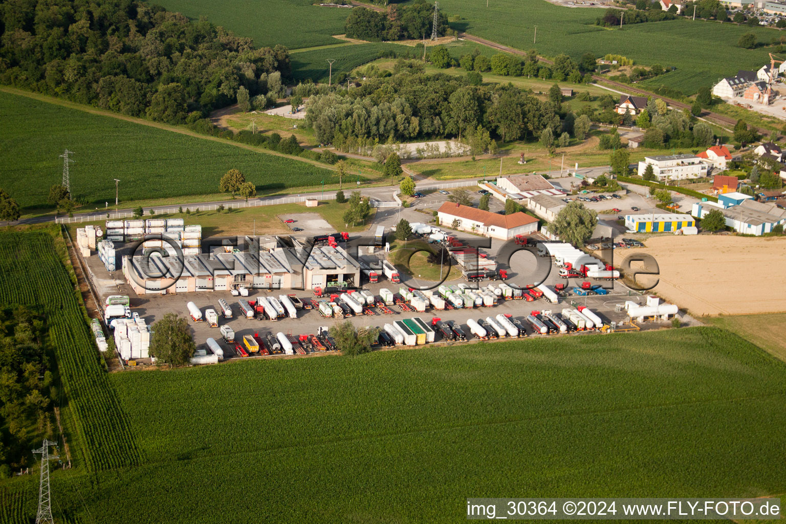 Vue aérienne de Entrepôts et bâtiments maritimes Riss Et Hammes Sa à Gambsheim dans le département Bas Rhin, France