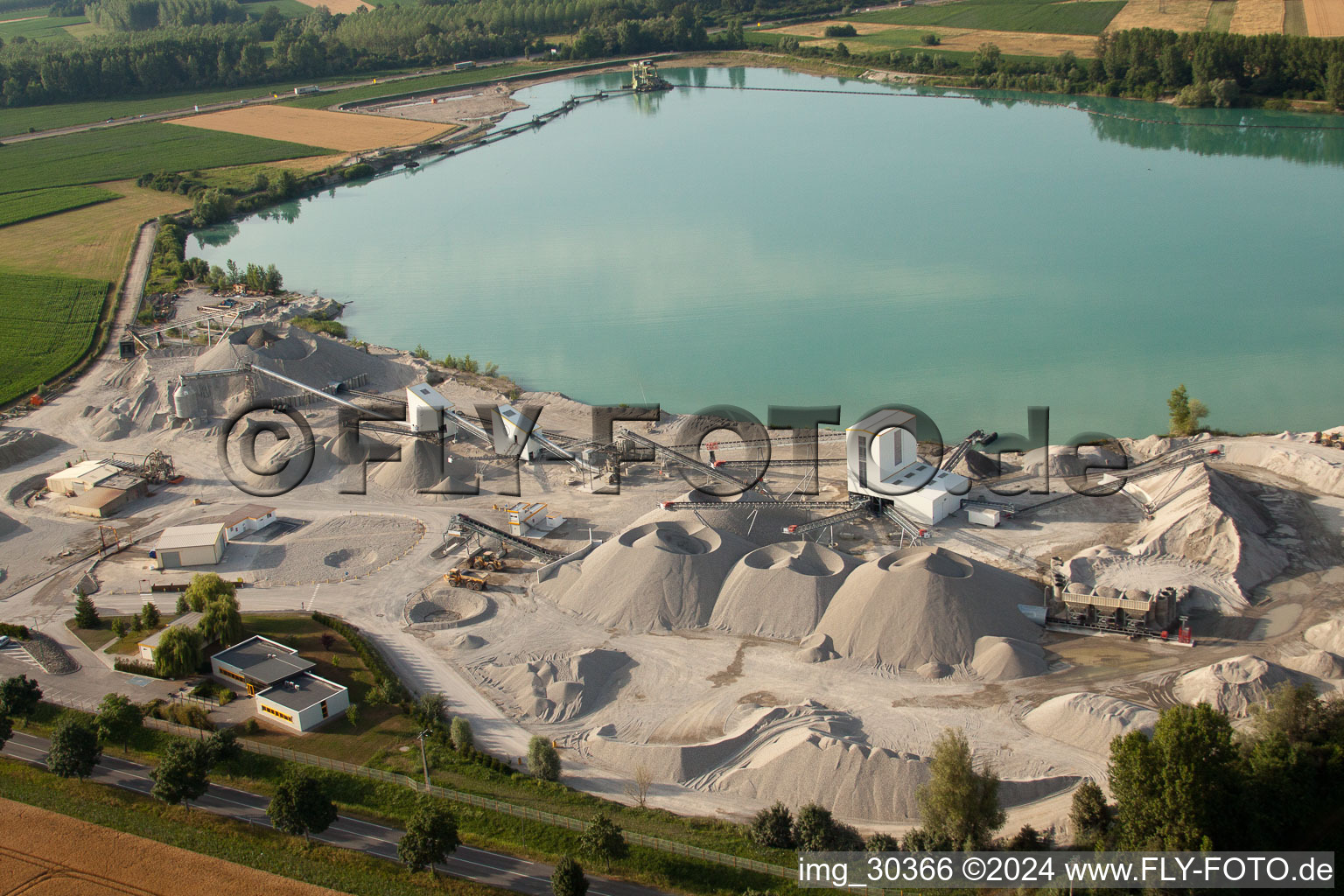 Vue aérienne de Travaux de gravier à Gambsheim dans le département Bas Rhin, France