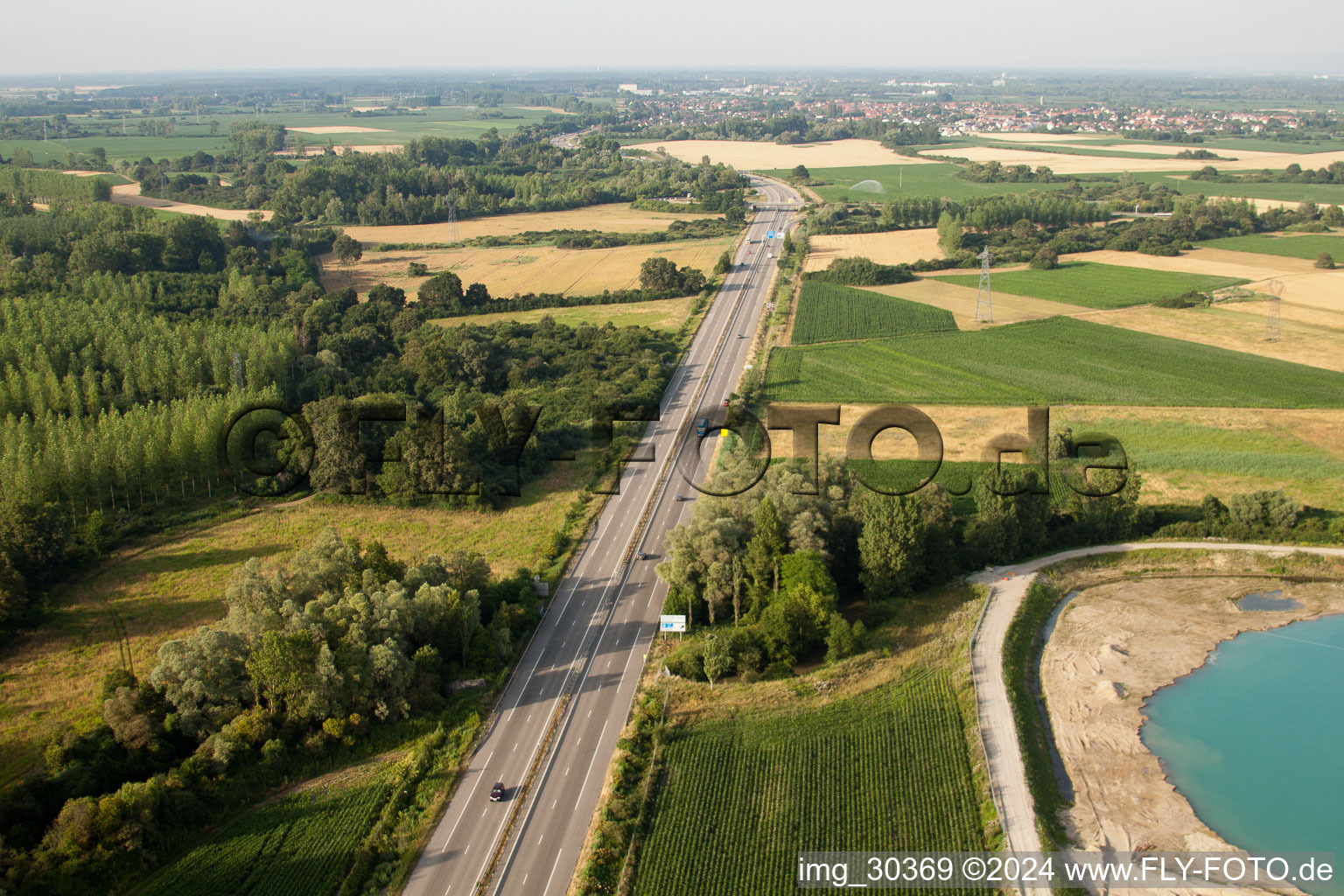 Vue aérienne de Autoroute A35 à Gambsheim dans le département Bas Rhin, France