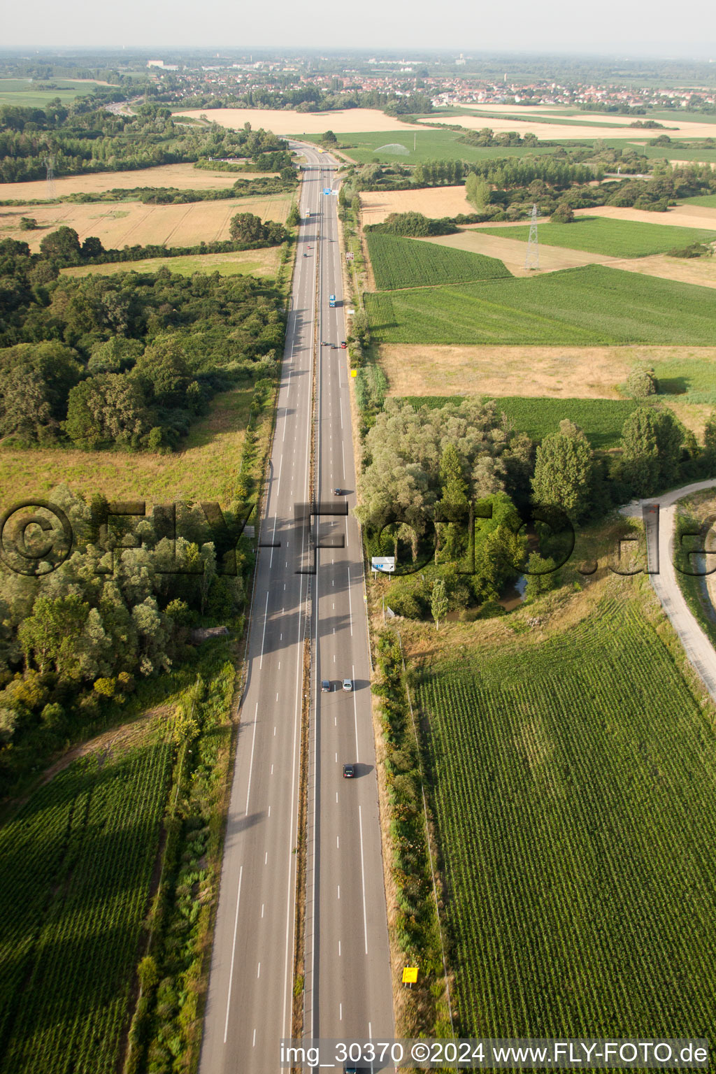 Vue aérienne de Autoroute A35 à Gambsheim dans le département Bas Rhin, France