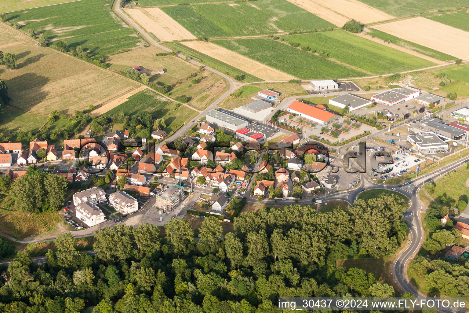 Vue aérienne de Zone commerciale et implantation d'entreprises rue des Champs à Oberhoffen-sur-Moder dans le département Bas Rhin, France