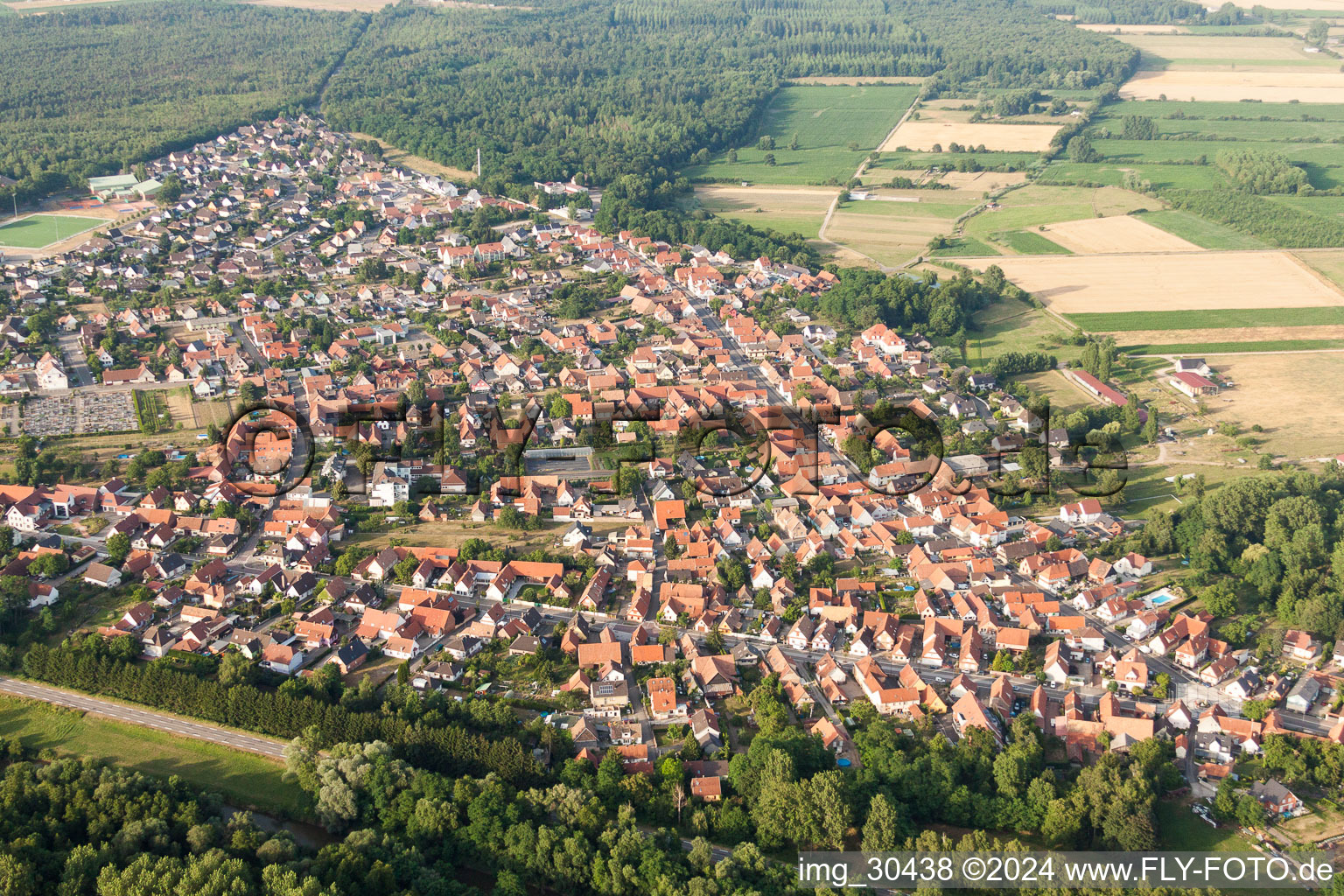 Vue aérienne de Vue des rues et des maisons des quartiers résidentiels à Oberhoffen-sur-Moder dans le département Bas Rhin, France