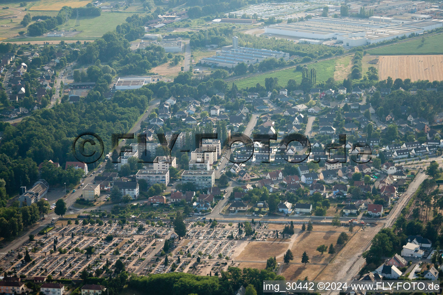 Vue aérienne de Oberhoffen-sur-Moder dans le département Bas Rhin, France