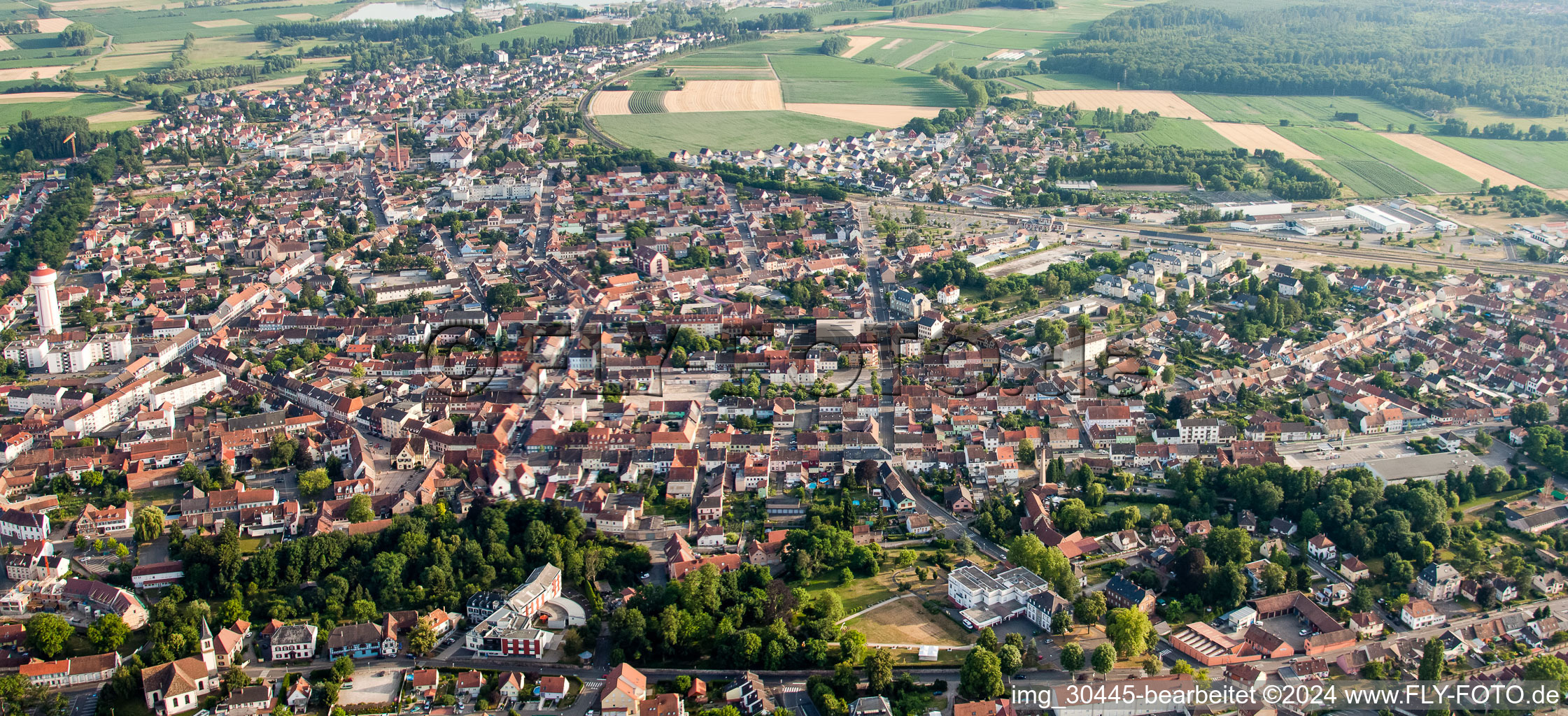 Vue aérienne de Du nord à Bischwiller dans le département Bas Rhin, France